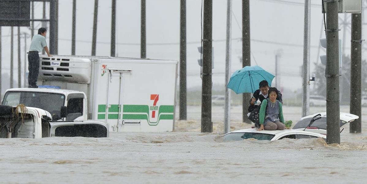 Rozvodnené rieky z dažďov zaplavujú domy v Japonsku