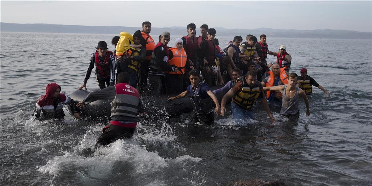 Pri pobreží Grécka údajne ozbrojení muži obracajú člny s utečencami naspäť do Turecka