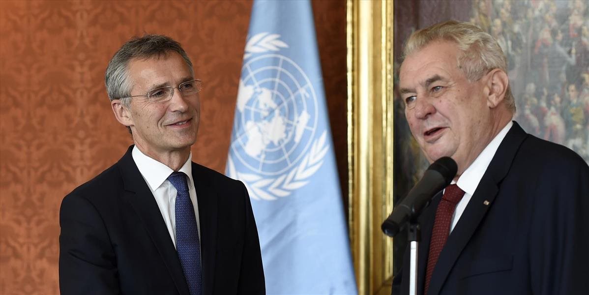 Hrubá chyba protokolu: Zeman vítal šéfa NATO pod vlajkou OSN