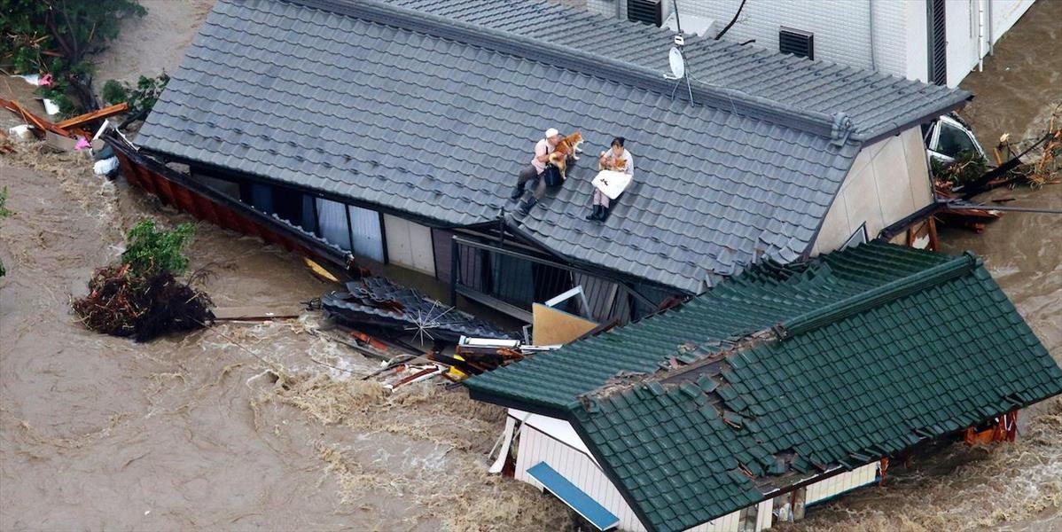 Apokalypsa v Japonsku: Vyliate rieky zaplavujú domy, evakuovali 150-tisíc ľudí