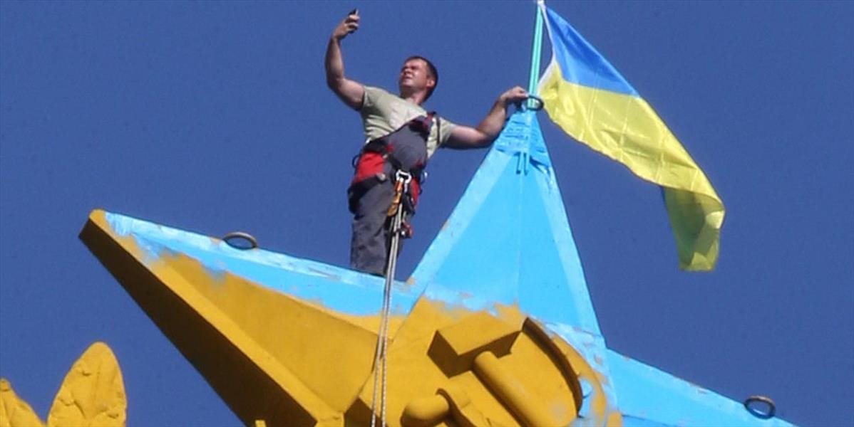Dva roky väzenia dostal muž za zafarbenie hviezdy na moskovskom mrakodrape vo farbách Ukrajiny