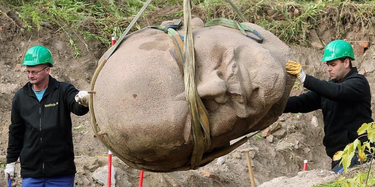 Pri Berlíne vykopali v lese obrovskú žulovú hlavu Lenina