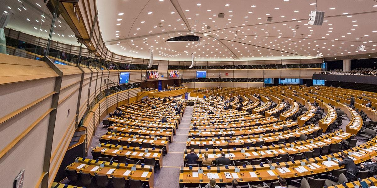 Europoslanci zo SR hlasovali proti povinnému premiestňovaniu utečencov