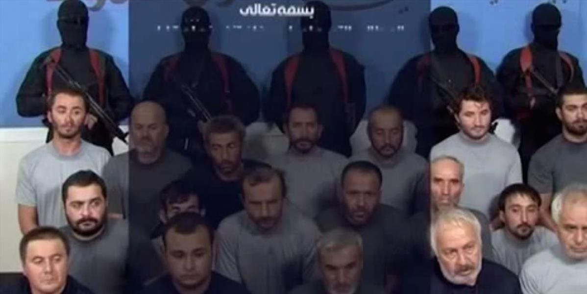 Militanti zverejnili video s 18 unesenými robotníkmi