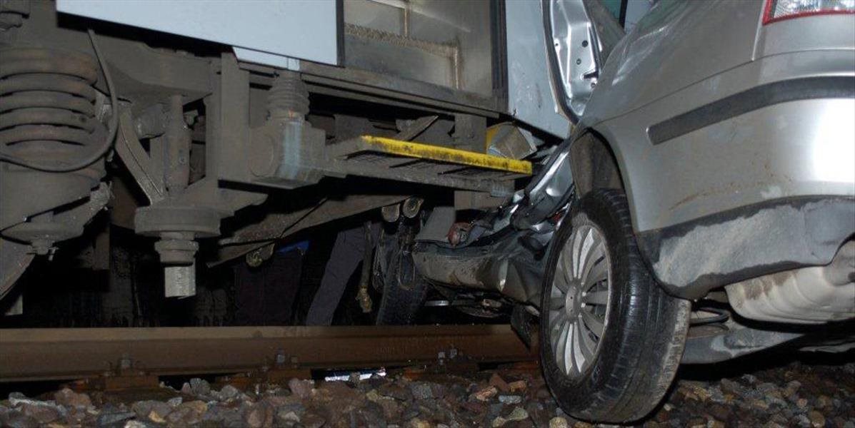 Pri zrážke vlaku s autom na priecestí v Nemecku zahynuli piati ľudia