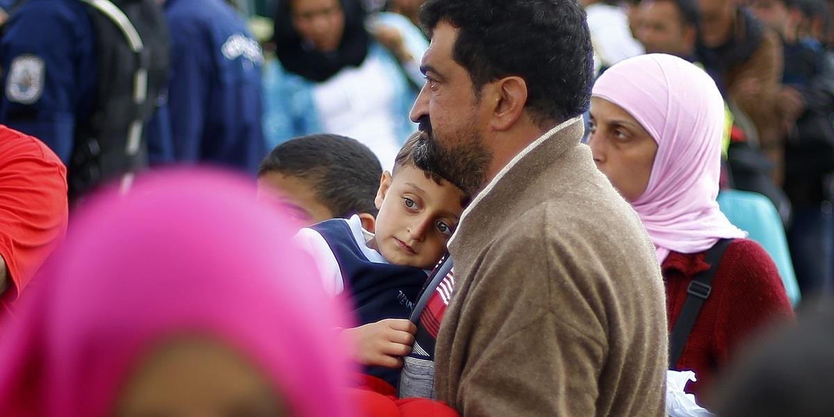 EÚ zvažuje, či povolí štátom minúť na utečencov viac ako je stanovené