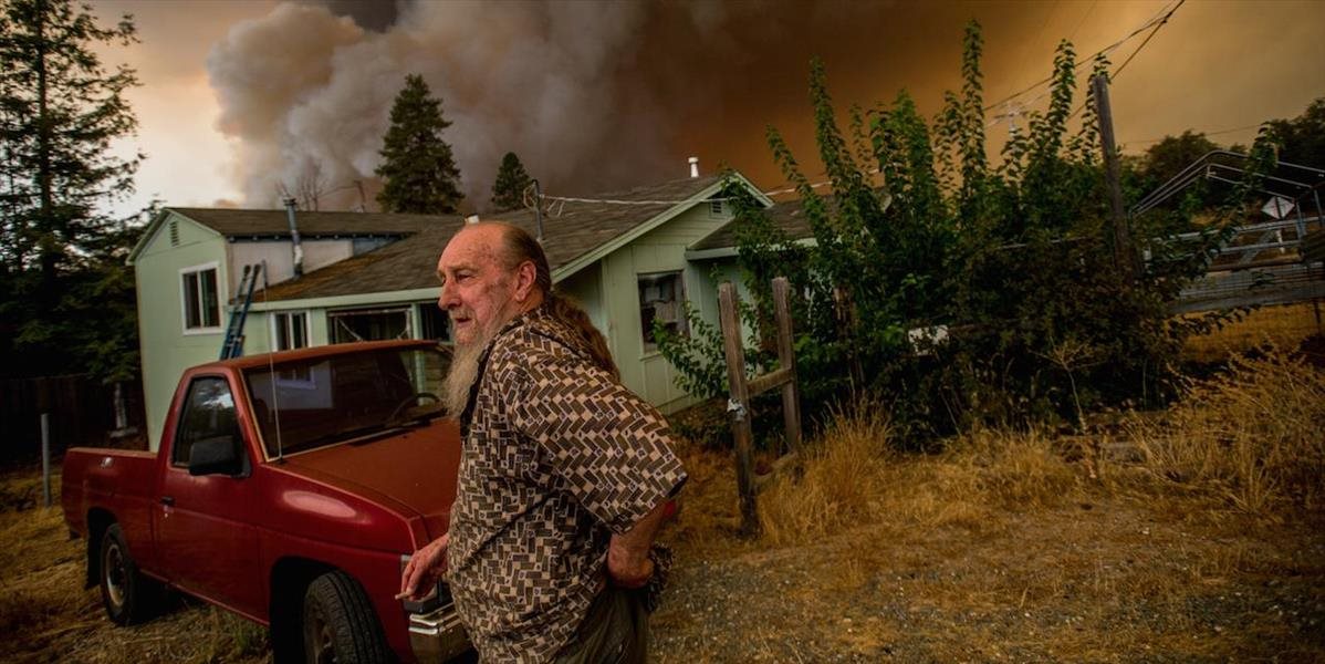 Lesné požiare v Kalifornii sa rýchlo šíria, zranili štyroch hasičov