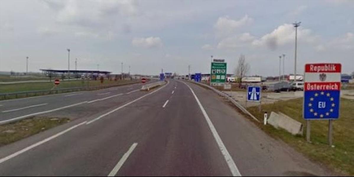 Diaľnicu z Rakúska do Maďarska uzavreli kvôli utečencom z oboch strán