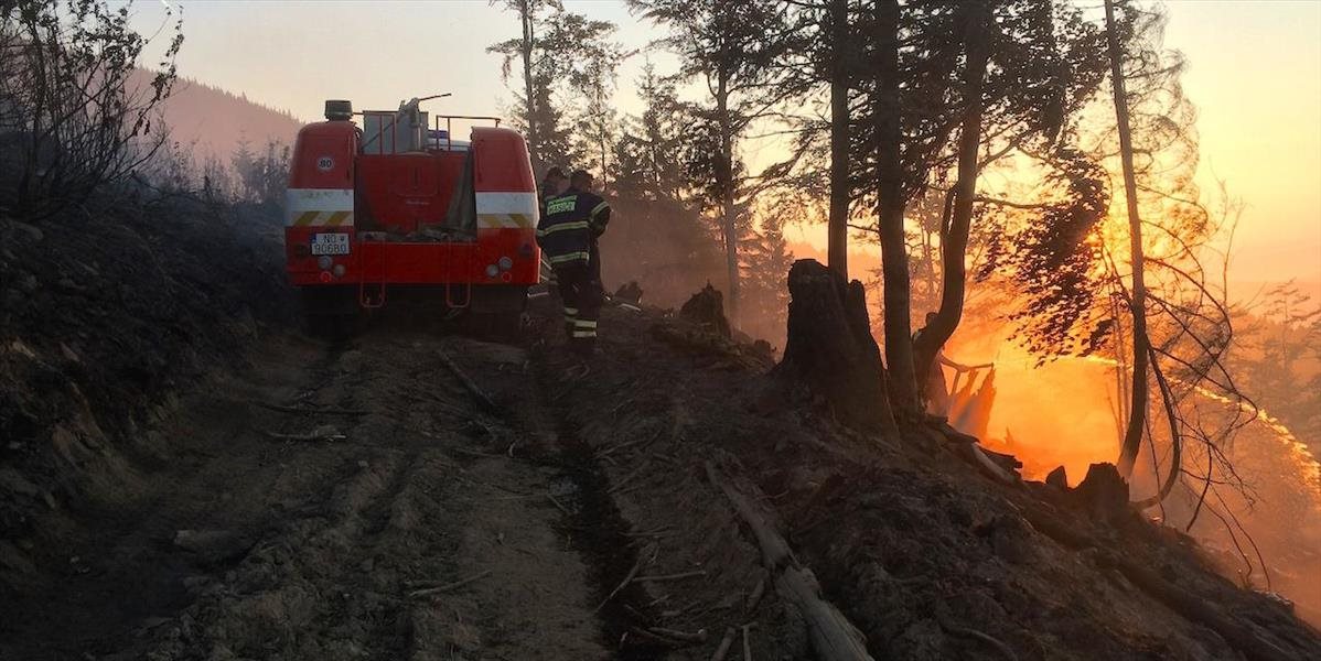 Hasiči likvidujú požiar lesného porastu v nedostupnom teréne