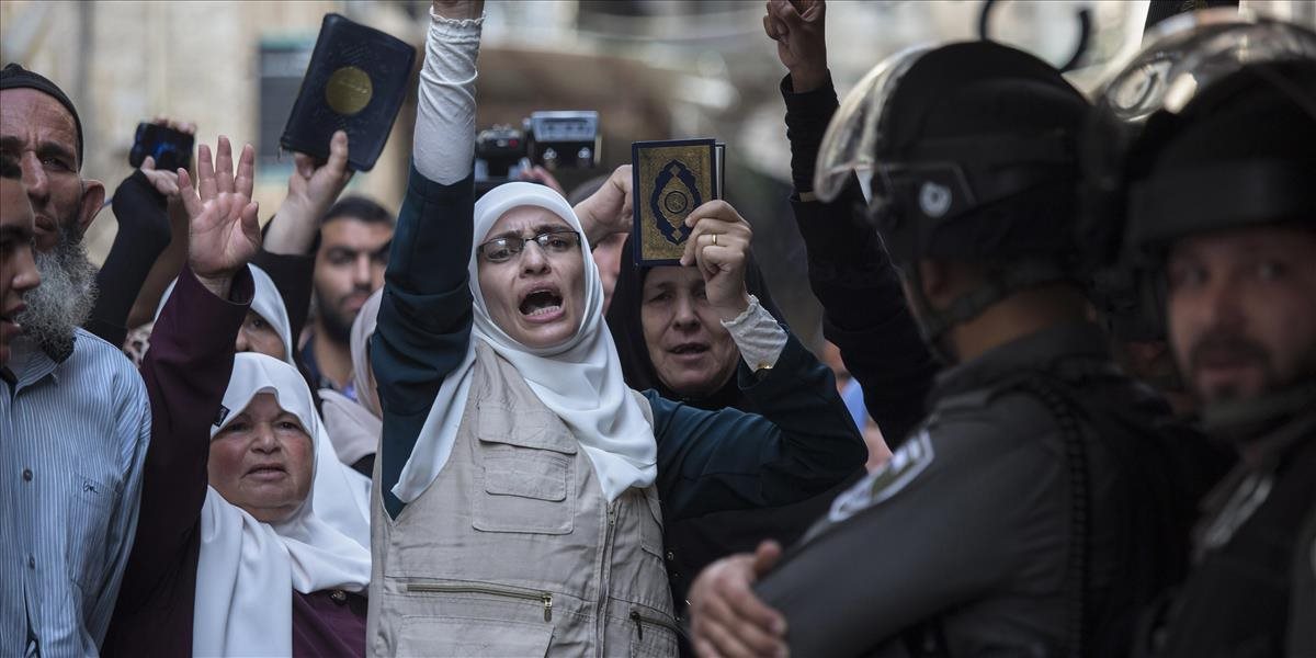 Nepokoje na Chrámovej hore v Jeruzaleme pokračujú tretím dňom, palestínska mládež útočí na políciu
