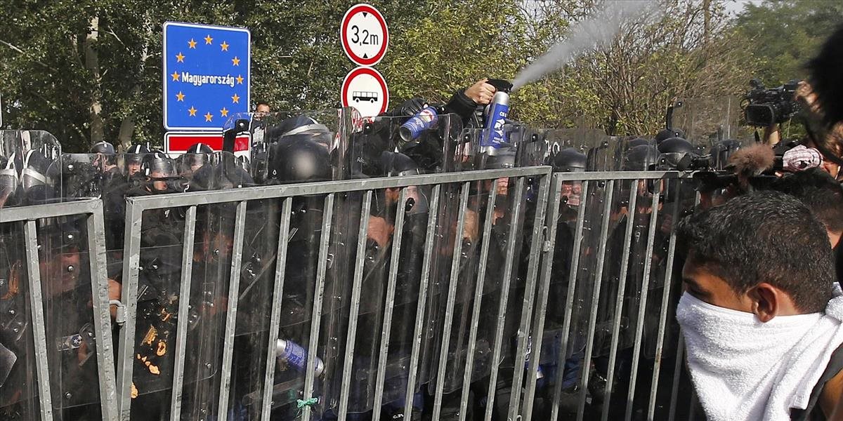 Maďarskí policajti pri nepokojoch migrantov zbili štáb srbskej televízie RTS