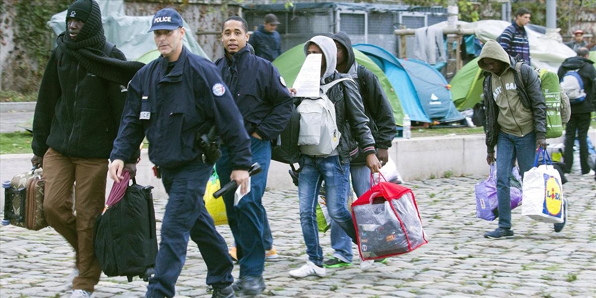 FOTO Parížska radnica odstránila stanové tábory migrantov a presťahovala ich