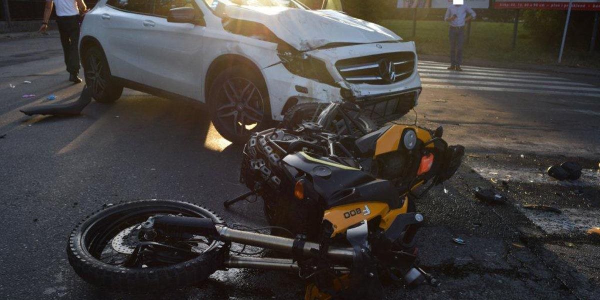 Motorkár skončil po zrážke s autom s ťažkými zraneniami v nemocnici