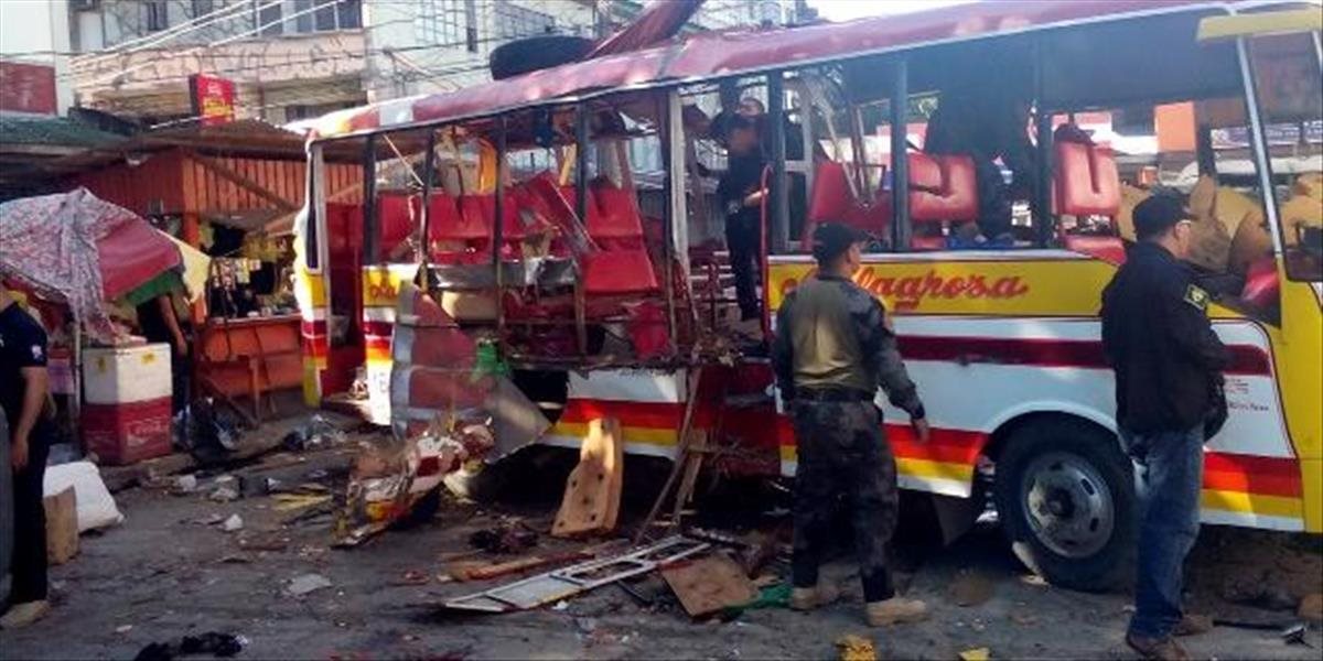 Výbuch bomby v autobuse na Filipínach zabil dieťa a zranil ďalších 23 ľudí