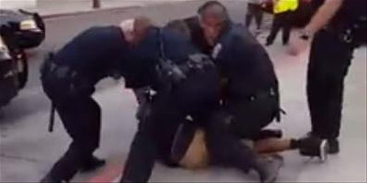 VIDEO Demokracia v Amerike: Mladík prešiel cez cestu, zatklo ho deväť policajtov