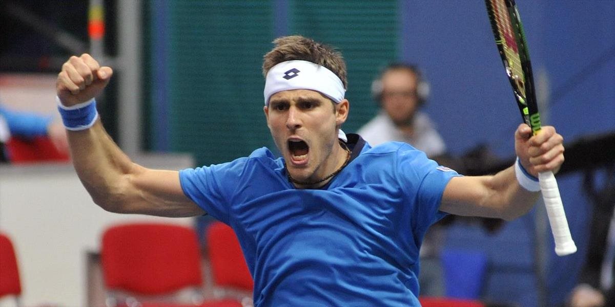Davis Cup: Gombos ohúril Poliakov akrobatickým úderom a la Djokovič