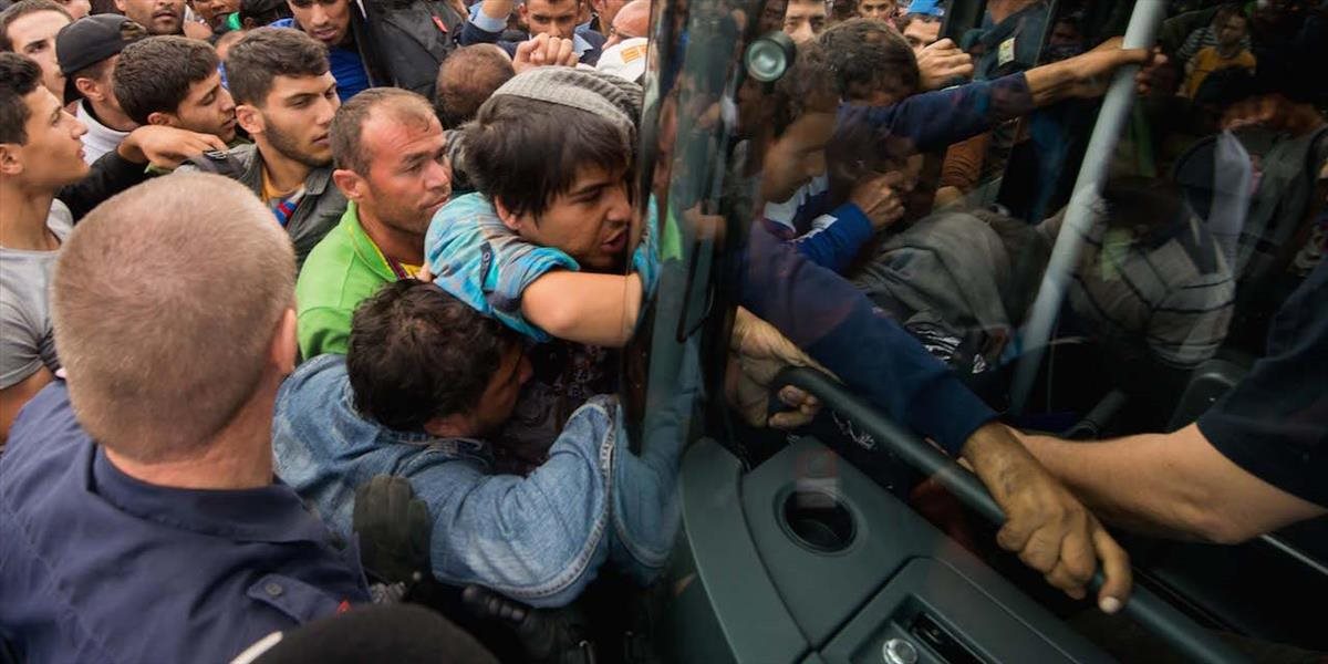 Autobusy zo Záhrebu privážajú na maďarské hranice tisíce migrantov