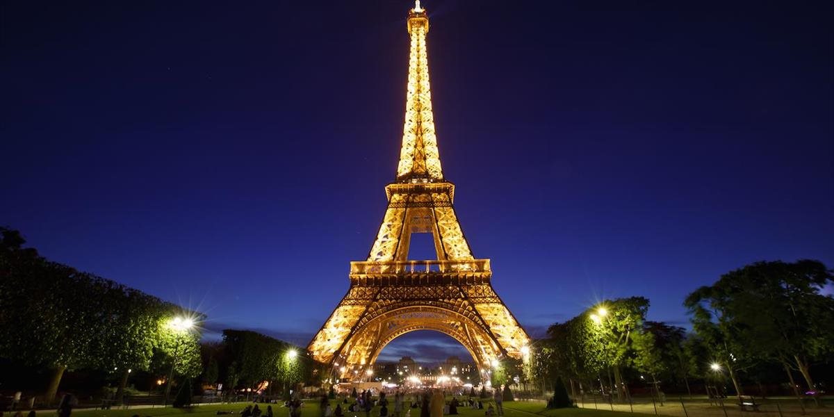 Eiffelovu vežu uzavrel včera bezpečnostný poplach