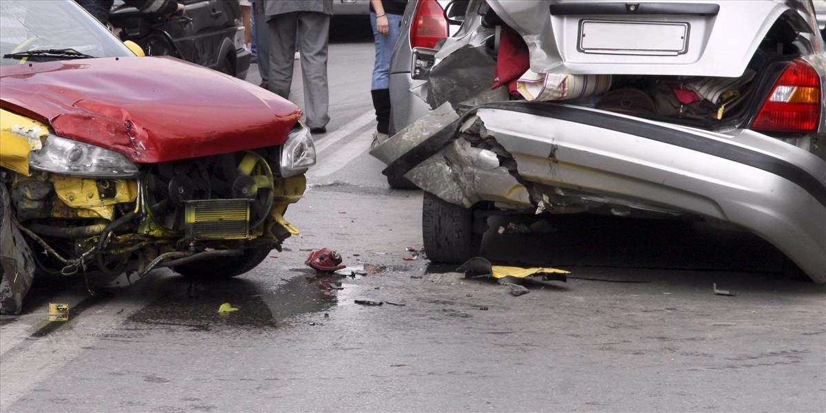 Nehoda v Nitre: Muž prešiel do protismeru, vodiči utrpeli ťažké zranenia