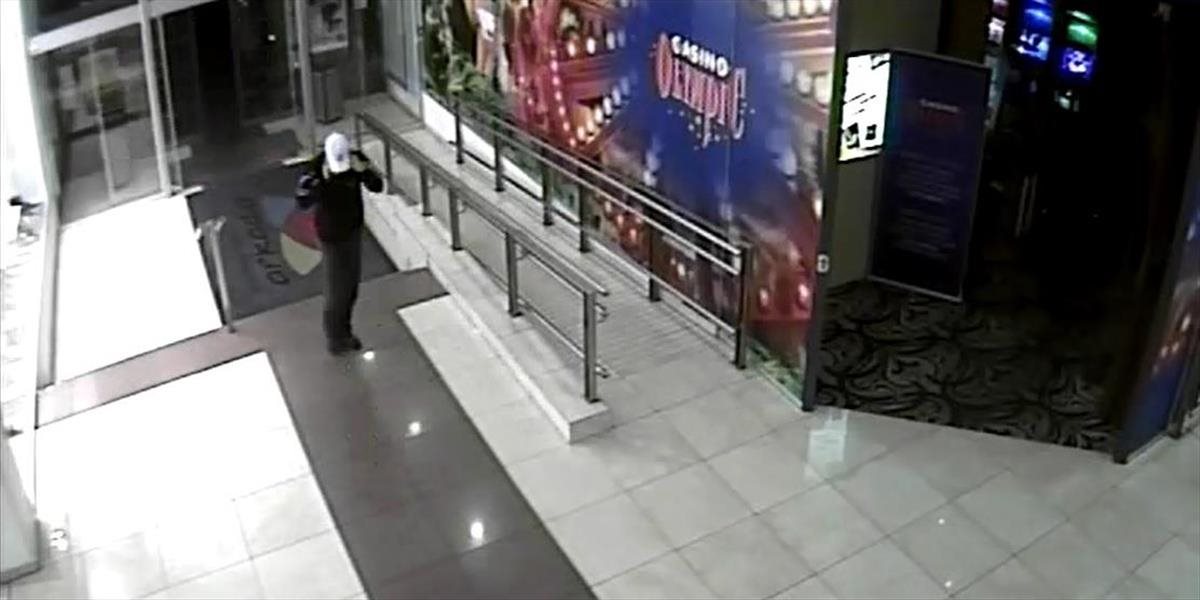 FOTO Polícia hľadá muža, ktorý chcel lúpiť so zbraňou v nákupnom centre