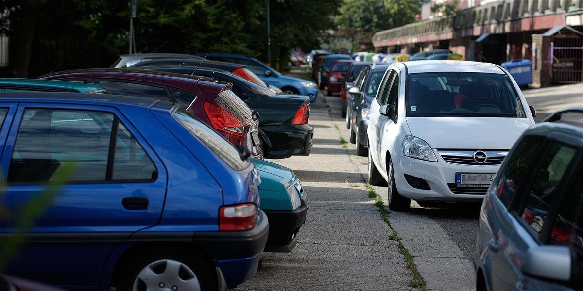 Riešenie parkovania v Petržalke?! Ročná rezidentská karta by mala stáť 60 eur