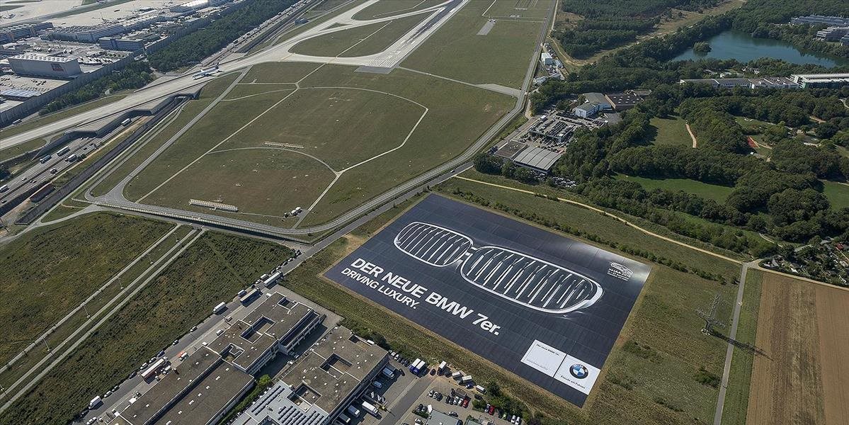 BMW odhalilo najväčší megaposter na svete pri príležitosti IAA 2015 na letisku vo Frankfurte