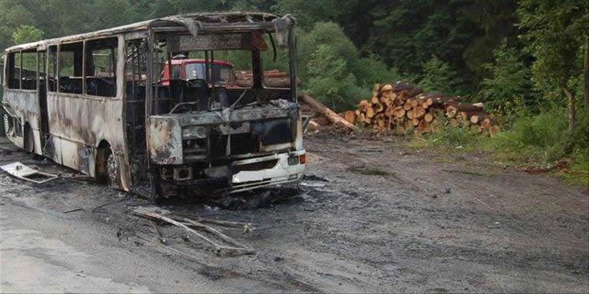 Pred obcou Štefanovce zhorel dnes popoludní autobus, nikto neutrpel zranenie