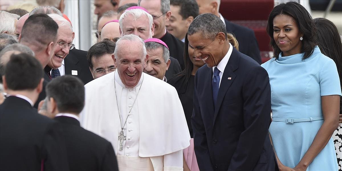 Pápež František priletel do USA, privítal ho Obama s rodinou