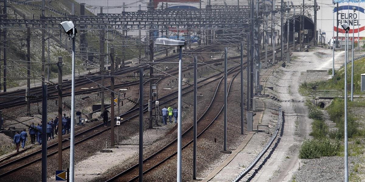 V Calais zomrel ďalší migrant, v eurotuneli ho zrazil nákladný vlak