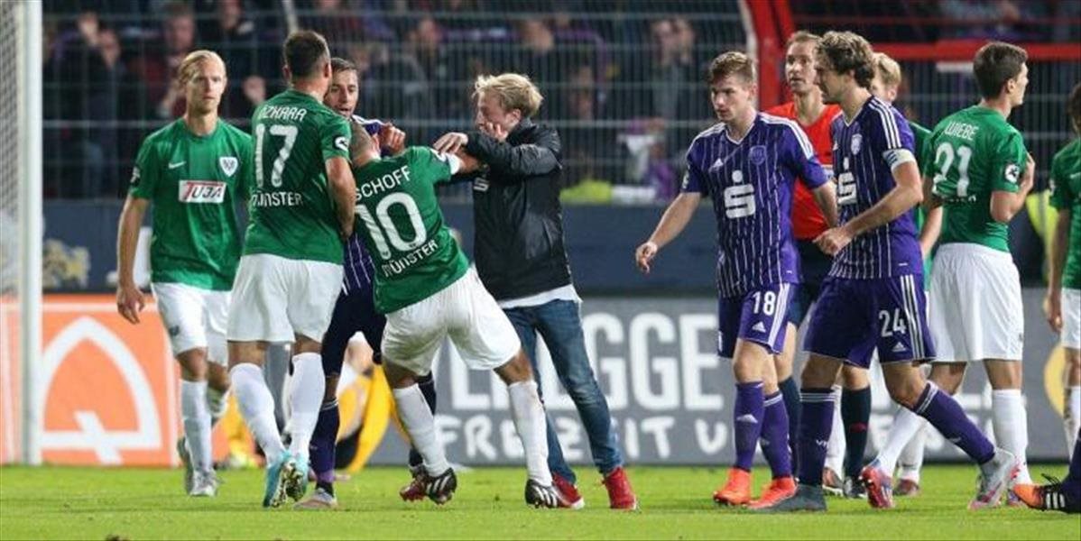 VIDEO Futbalista v Nemecku vtrhol z tribúny na ihrisko a napadol hráča súpera