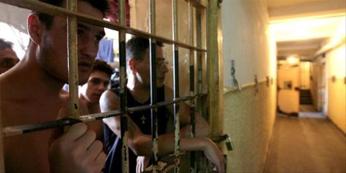 S niektorými väzňami v Rumunsku kruto zaobchádzajú, policajti ich bijú a kopú
