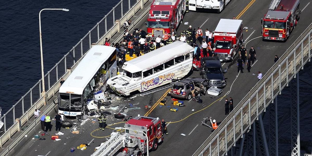 Obrovská nehoda dvoch autobusov v americkom Seattli: Zomreli štyria ľudia, 44 zranených