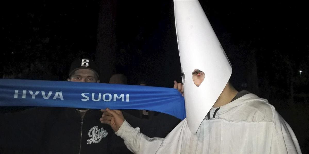 Proti migrantom vo Fínsku protestoval aj muž v odeve Ku Klux Klanu