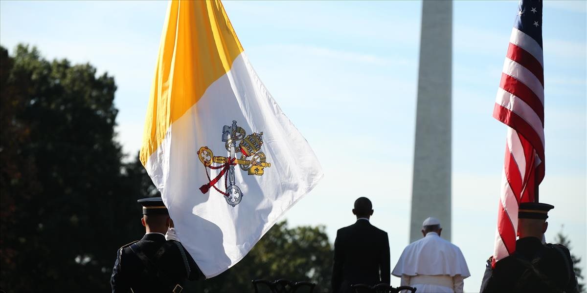 Pred sídlom OSN v New Yorku prvýkrát zaviala vatikánska vlajka