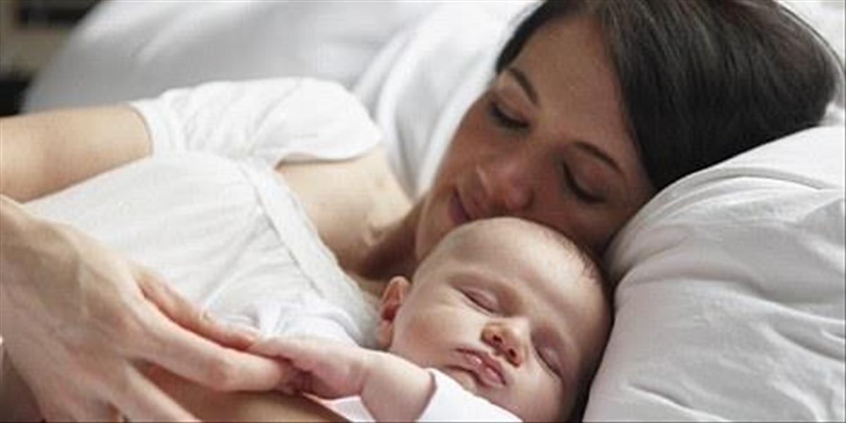 Prečo je dobré spať s bábätkom v jednej posteli?