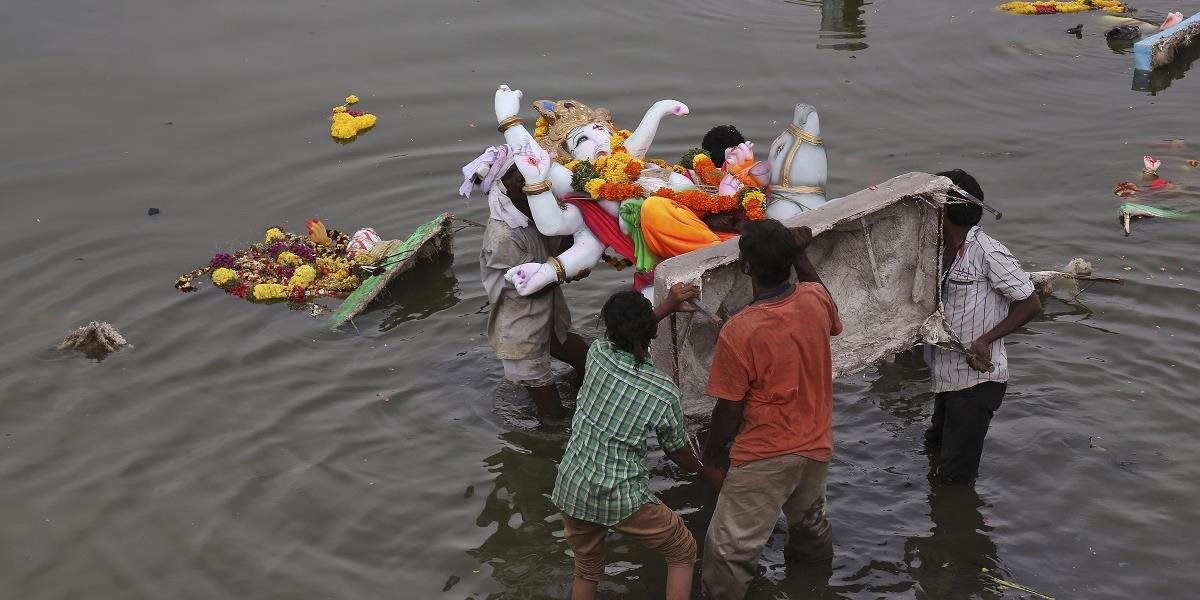 Hinduisti sa zhromažďujú pri riekach, topia sochy boha Ganéšu