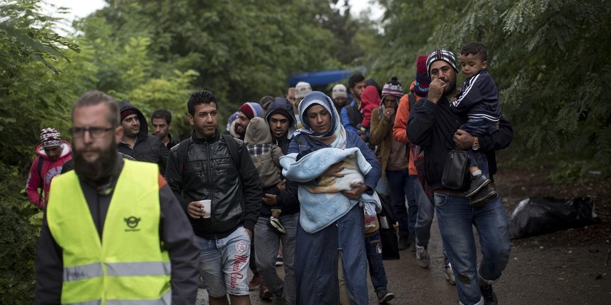 Prílev ilegálnych migrantov do Maďarska pokračuje v rádovo tisíckach ľudí denne