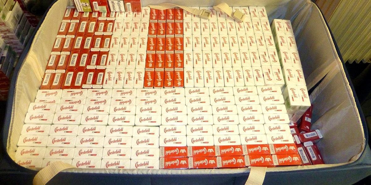Občan Azerbajdžanu prevážal v kufri takmer 15-tisíc cigariet