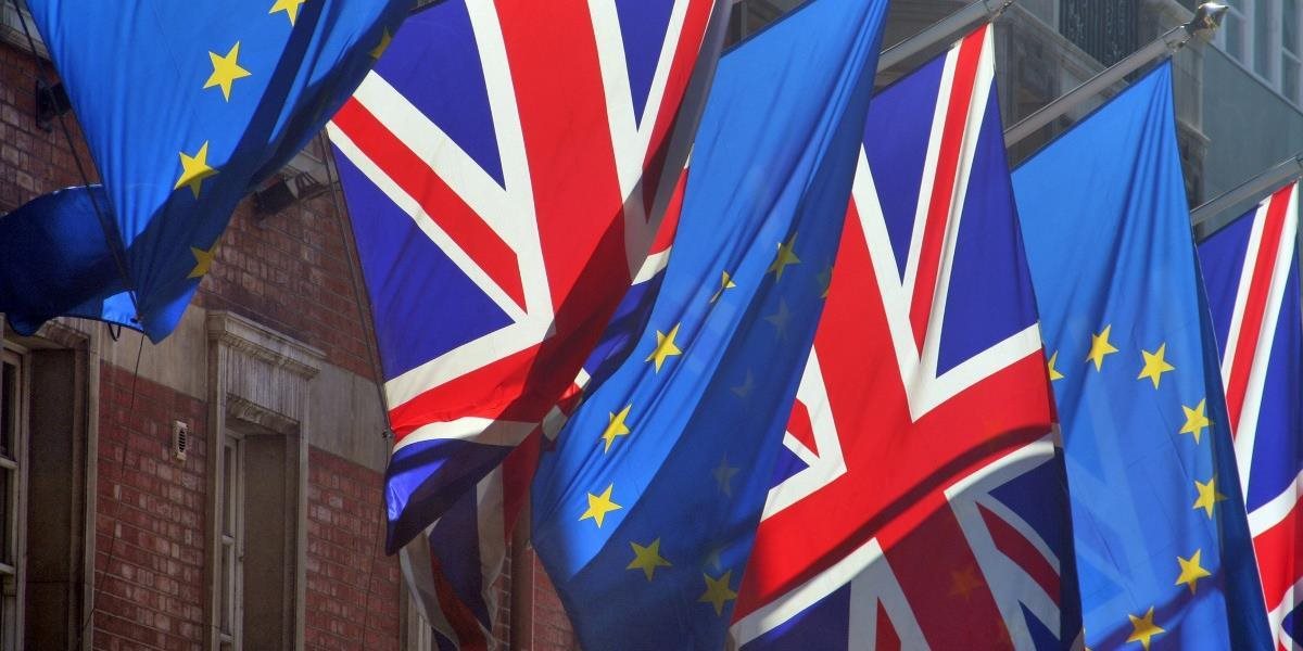 Rozdiel medzi zástancami a odporcami EÚ je v Británii stále tesný