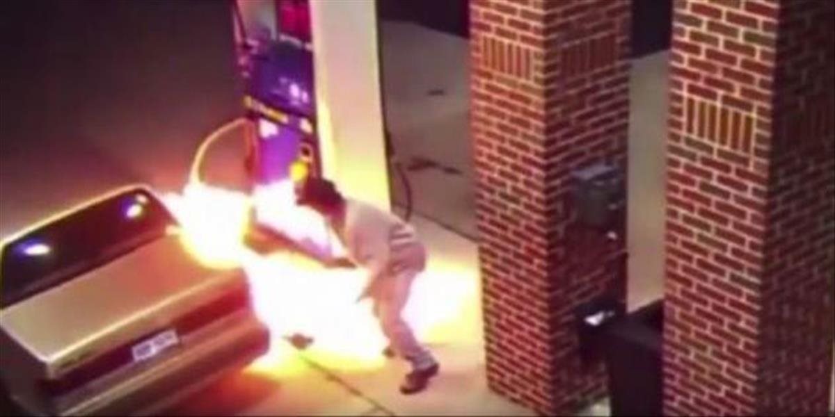 VIDEO Na pumpe sa zľakol pavúka, podpálil si auto