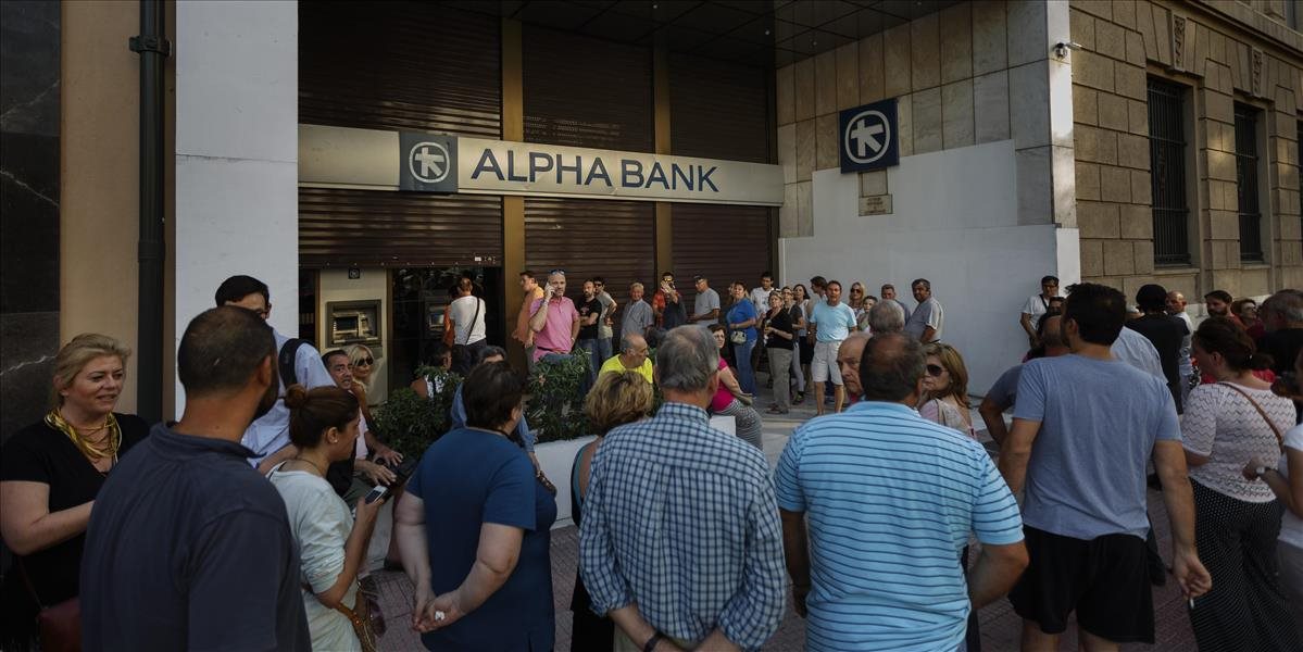 Gréci si po 10 mesiacoch znovu začali ukladať peniaze na bankové účty