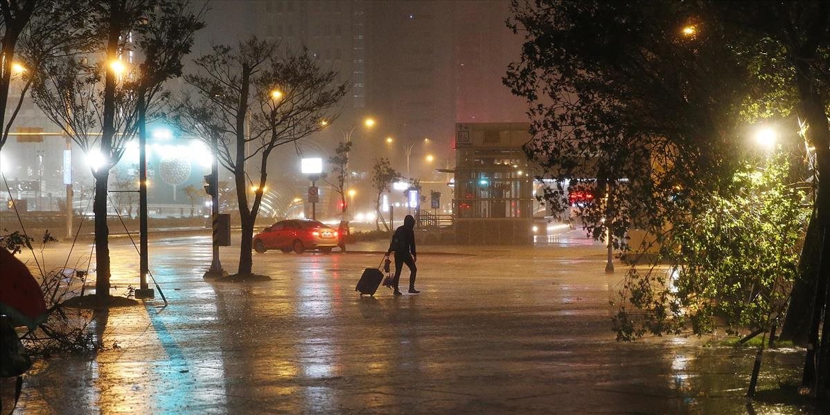 Taiwan sa pripravuje na tajfún, cestujúci sa snažia dostať domov po sviatkoch