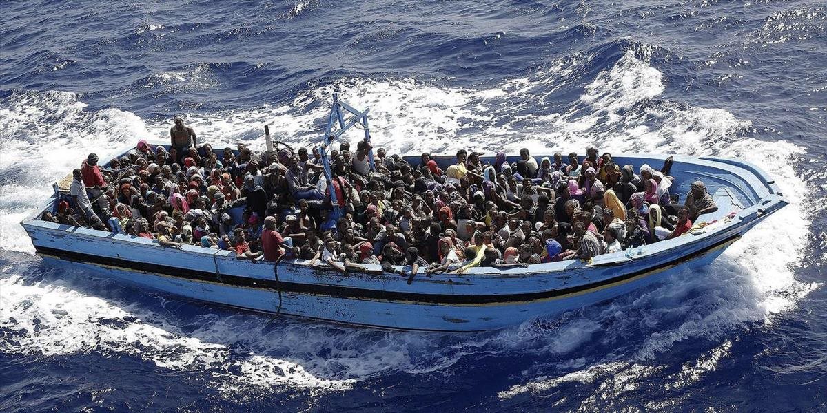 Pri pobreží Líbye zachránili v pondelok vyše 1100 migrantov