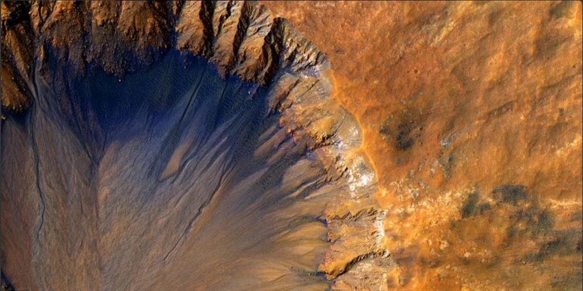 Pramene tečúcej slanej vody na Marse sú prelomovým objavom, tvrdí SOSA