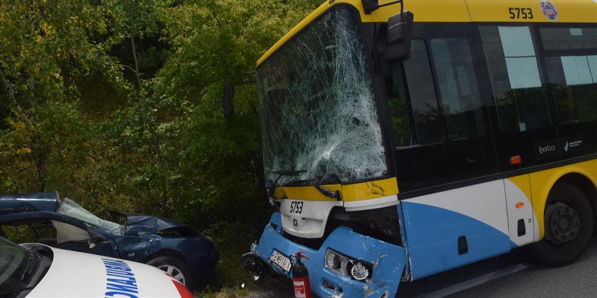 V Novej Dedinke sa autobus zrazil s dodávkou: Sedem zranených