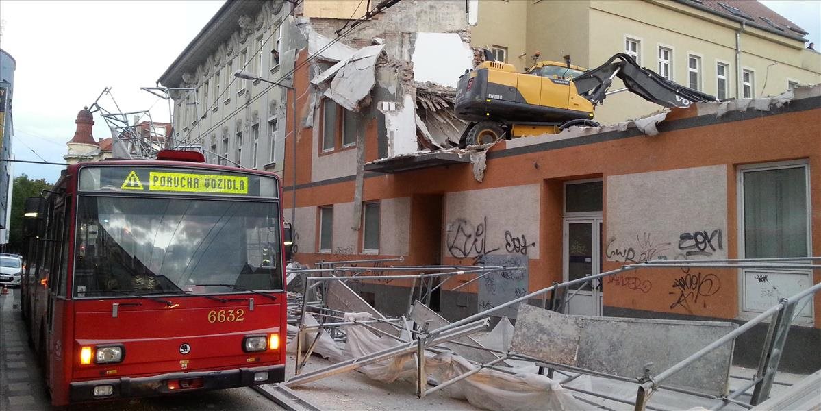 FOTO V Bratislave sa zrútilo lešenie na trolejbus s cestujúcimi, zasahujú hasiči
