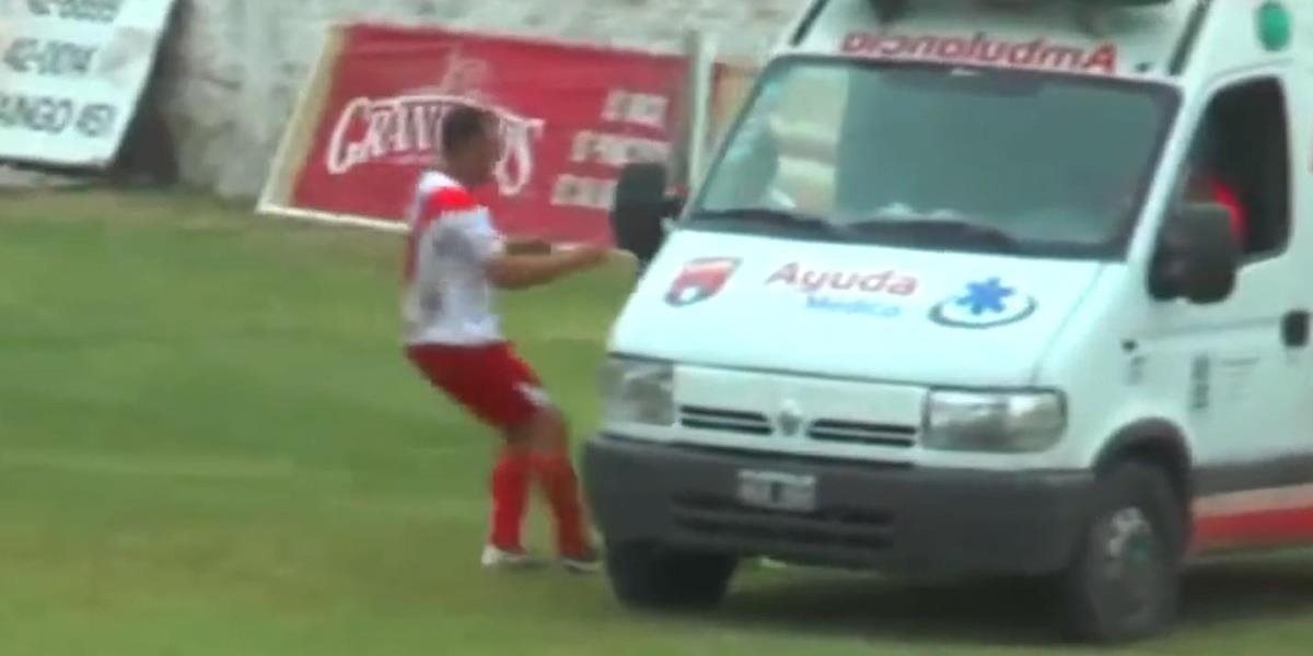 VIDEO Argentínsky futbalista oslávil gól v sanitke