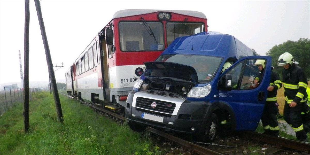 Hasiči zasahovali na mieste zrážky vlaku s autom