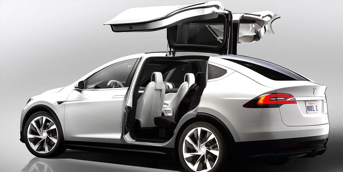 VIDEO Tesla predstavila svoje prvé SUV: Model X, ktorého dvere sa otvárajú dohora