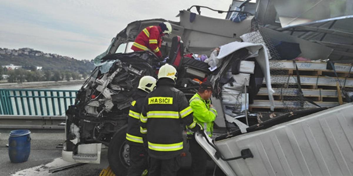Na Moste Lafranconi v Bratislave sa zrazili dva nákladné automobily